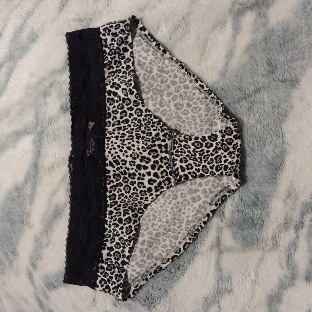 NWT Victoria's Secret Leopard Print Hiphugger Panty: Large